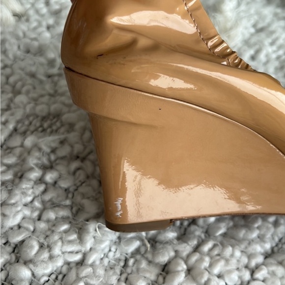 BEAUTIFUL Vera Wang wedge patent leather peep toe shoes. Tan. Size 9 (40 EU). - Picture 7 of 8